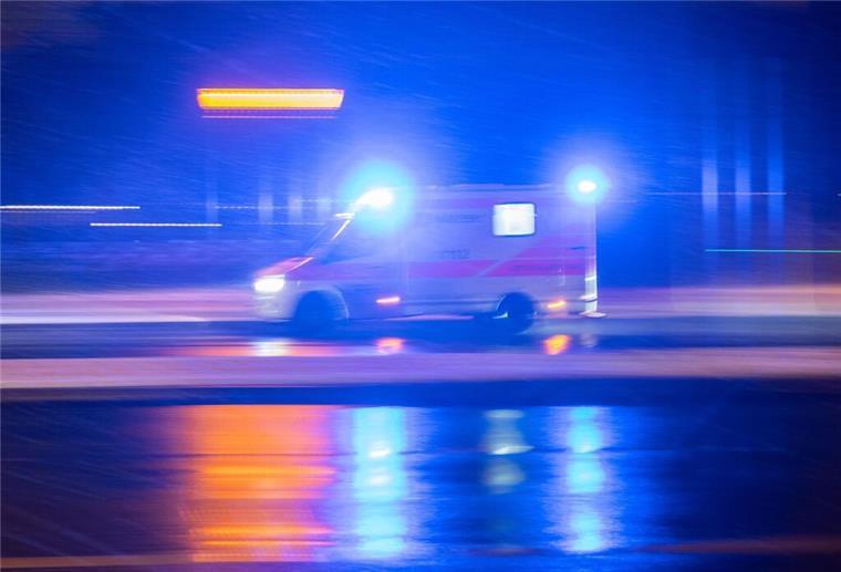 Ein Krankenwagen fährt über eine Straße.