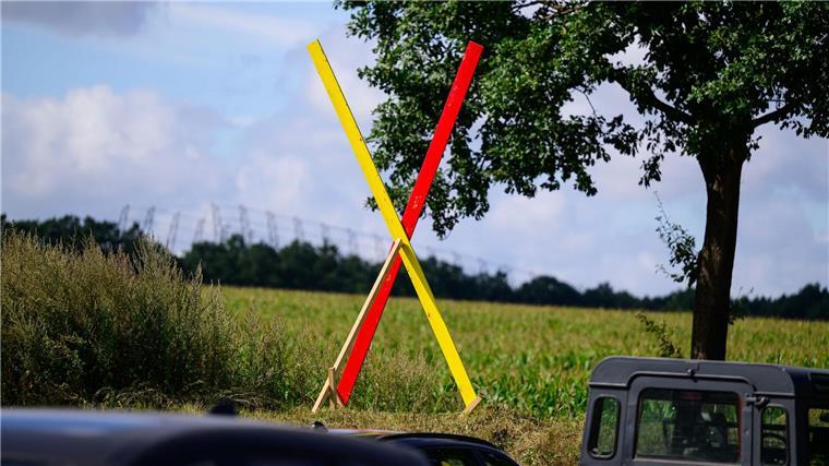 Ein Kreuz steht als Protest gegen eine geplante Neubaustrecke der Bahn auf einem Hof beim „Heidegipfel“ zu dem die Bürgerinitiativen Pro-Alpha-E und der Projektbeirat Alpha-E eingeladen haben. 