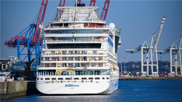 Kreuzfahrt: Klimaschutz kommt nur schleppend voran Ein Kreuzfahrtschiff der Aida liegt am Kreuzfahrtterminal Steinwerder.