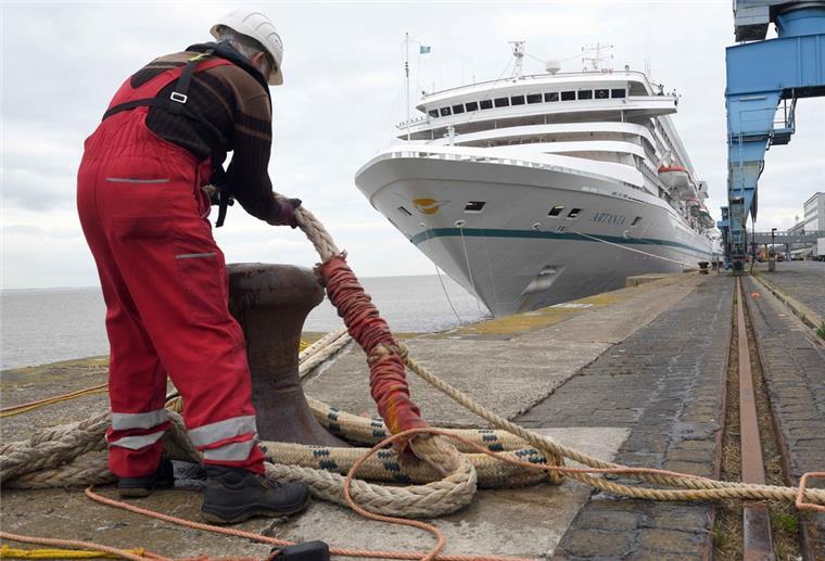 Bremerhaven: Betrieb des Kreuzfahrtterminals ausgeschrieben Ein Kreuzfahrtschiff liegt an der Columbuskaje in Bremerhaven.
