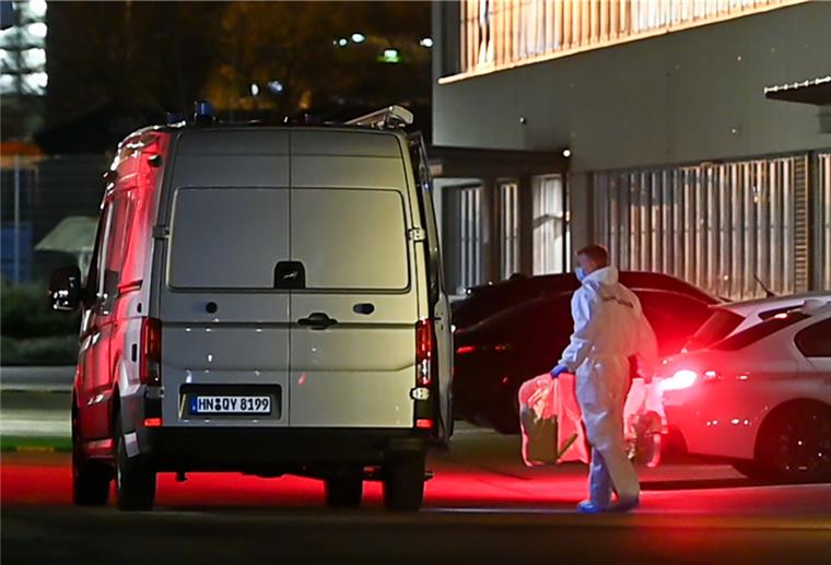 Nach Explosion bei Lidl: Ermittlungen halten an Ein Kriminaltechniker bringt einen Plastikbeutel zum Wagen. Bei einer Explosion in einem Verwaltungsgebäude von Lidl sind am Mittwoch drei Personen verletzt worden.