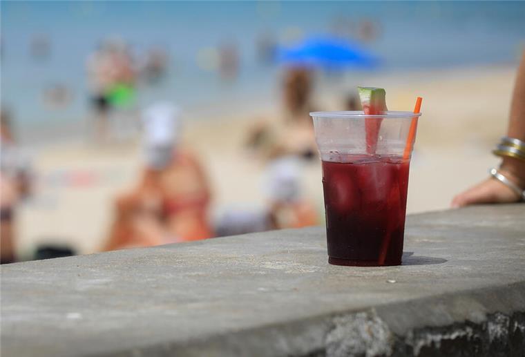 Morgens, Mittags, Abends: Am Ballermann hat es sich ausgesoffen Ein Glas «Sangria» steht am Strand