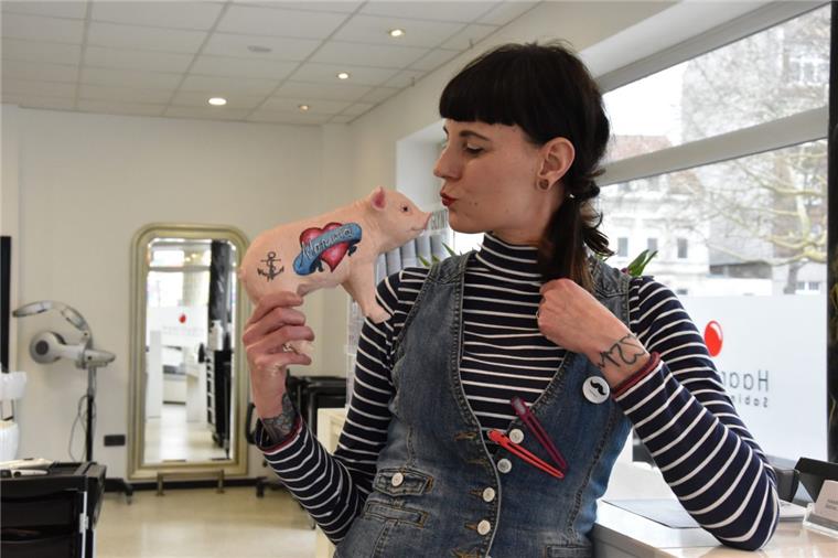 "Miss Handwerk": Friseurgesellin aus Bremerhaven beim Online-Voting vorn Ein Küsschen fürs Glücksschwein: Manuela Pickruhn hat die Online-Abstimmung gewonnen und ist ihrem Traum "Miss Handwerk" zu werden, ein Stück näher gekommen.