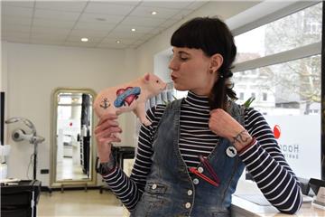 Ein Küsschen fürs Glücksschwein: Manuela Pickruhn hat die Online-Abstimmung gewonnen und ist ihrem Traum "Miss Handwerk" zu werden, ein Stück näher gekommen.