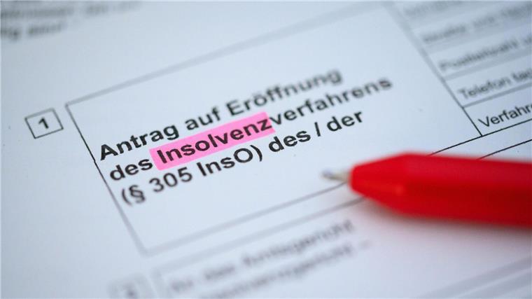 Ein Kugelschreiber liegt auf einem Antrag zur Eröffnung eines Insolvenzverfahrens.