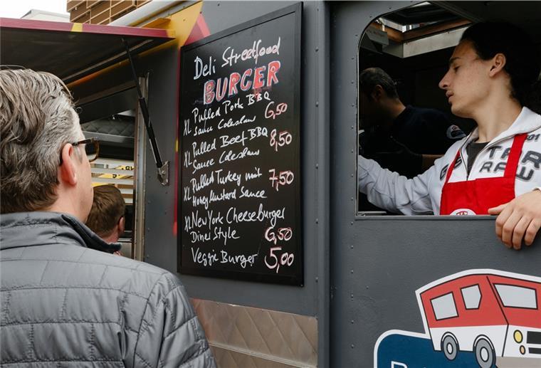 Ein Kunde betrachtet die Speisekarte an einem Food-Truck.