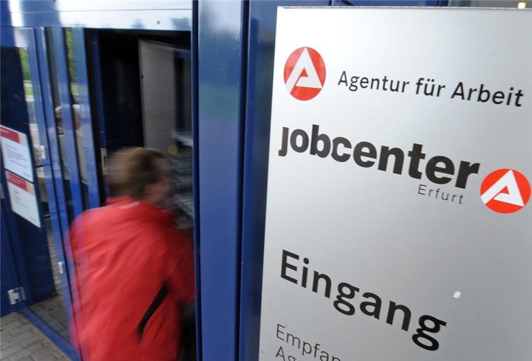 Corona treibt Arbeitslosigkeit in die Höhe Ein Kunde geht in Erfurt durch die Tür des Jobcenters.