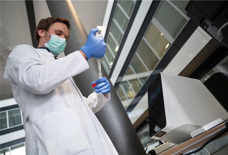 Großes Service-Angebot zum Thema Corona: Unser Ratgeber in 13 Sprachen Ein Labor-Mitarbeiter entnimmt im Robert-Bosch-Krankenhaus (RBK) in Stuttgart eine Testflüssigkeit für einen Coronavirus-Schnelltest.