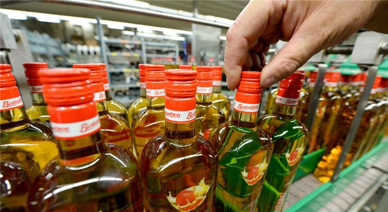 Ladendieb läuft im Eckernfeld vor ein Auto Ein Ladendieb im Eckernfeld kam mit seiner Flasche Schnaps (Symbolfoto) nicht weit.