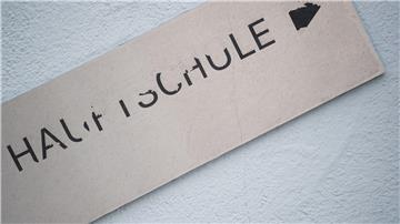 Ein lädiertes Schild mit der Aufschrift „Hauptschule“.