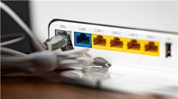 Ein LAN-Kabel im Router - in Millionen Haushalten steckt es noch immer in der DSL-Öffnung. 