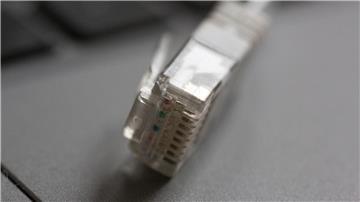Ein LAN-Kabel liegt auf einem Computerlaptop.