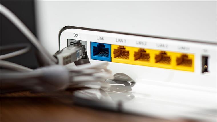 Umfrage: Viele Bürger wollen kein Glasfaser-Internet Ein LAN-Kabel steckt im DSL-Steckplatz eines WLAN-Routers.