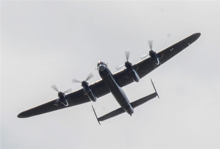 Zeugen des Luftkriegs über Zeven erzählen Ein Lancaster-Bomber in der Luft