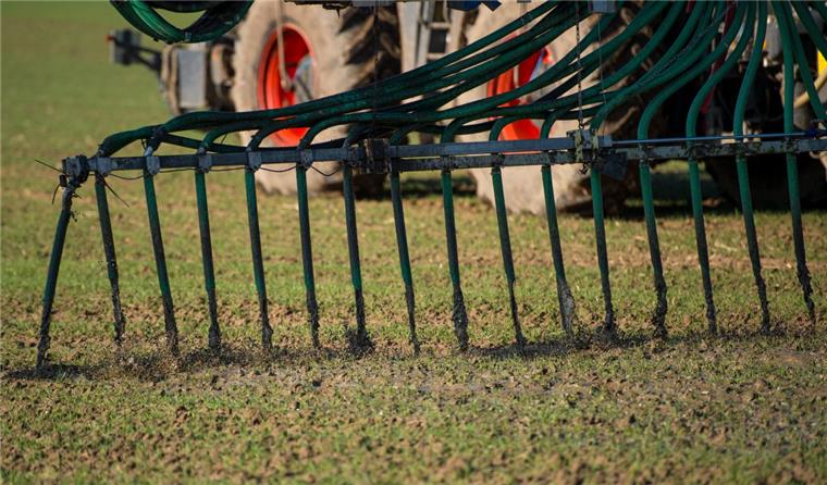 Verschärfte Gülleregeln: Diese Gebiete im Cuxland sind betroffen Ein Landwirt bringt mit seinem Gespann Gülle auf einem Feld aus. In Teilen des Cuxlands gelten dafür jetzt strengere Regeln.