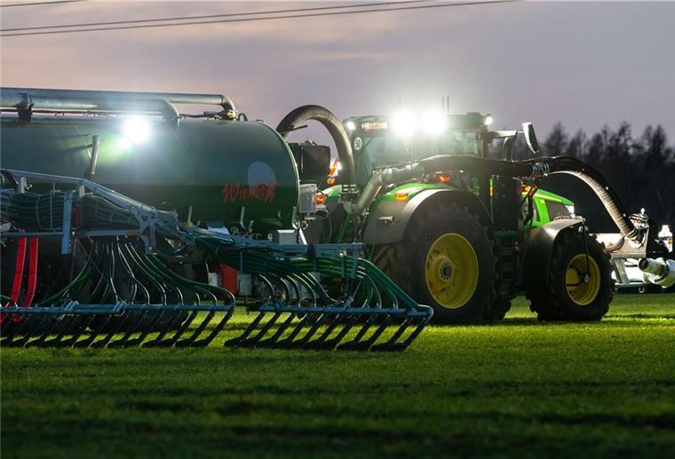 Wenn das Güllefass auf dem Hof bleiben muss Ein Landwirt bringt mit seinem Gespann Gülle auf einem Feld aus