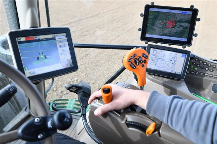 Diebe stehlen teure GPS-Technik aus Traktoren Ein Landwirt fährt einen Traktor, der mit Hilfe des Globalen Positionsbestimmungssystems (GPS) gesteuert wird.