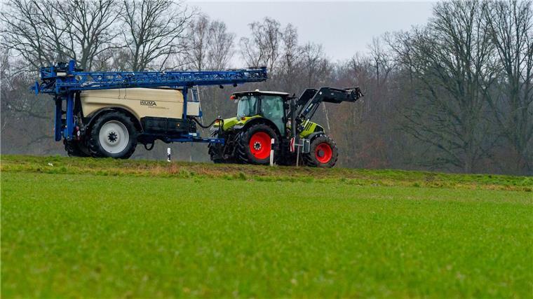 Bauernverband Landvolk: Entschlosseneres Handeln der Politik Ein Landwirt fährt mit seinem Trecker samt angehängter Spritze über eine Straße.