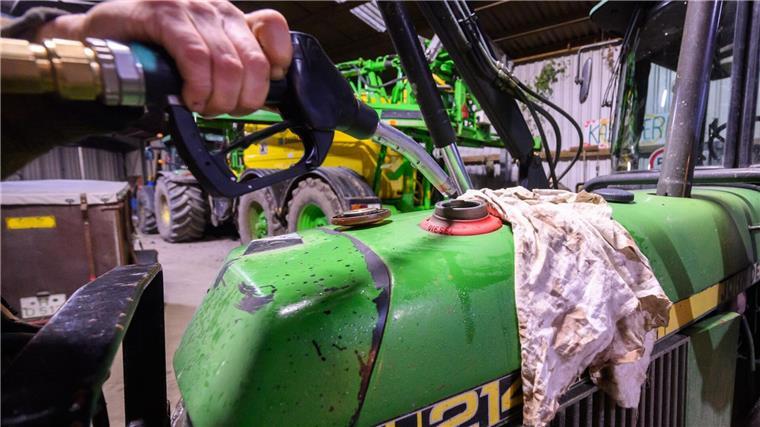 Hennies gegen Kritik: Vertreten alle protestierenden Bauern Ein Landwirt in der Region Hannover betankt einen Radlader in seiner Fahrzeughalle mit Diesel.