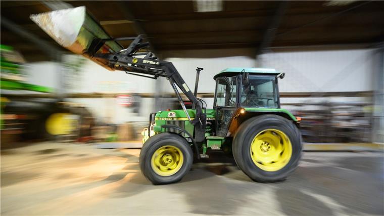 Experte: Agrardiesel-Subventionen sind aus der Zeit gefallen Ein Landwirt in der Region Hannover fährt mit seinem Radlader in eine Fahrzeughalle.
