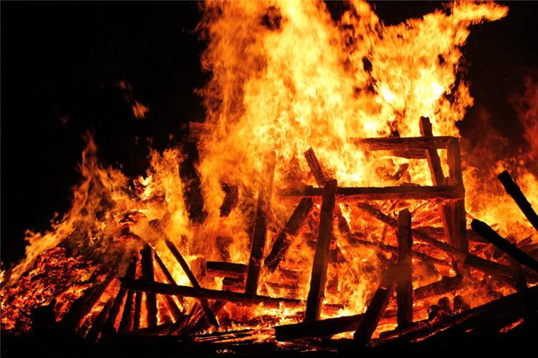 Ein landwirtschaftliches Anwesen ist in Spieka in der Nacht zu Montag komplett niedergebrannt. Verletzt wurde niemand. 