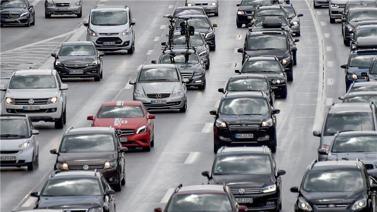 Ein langer Stau hat sich auf der Autobahn A7 gebildet.