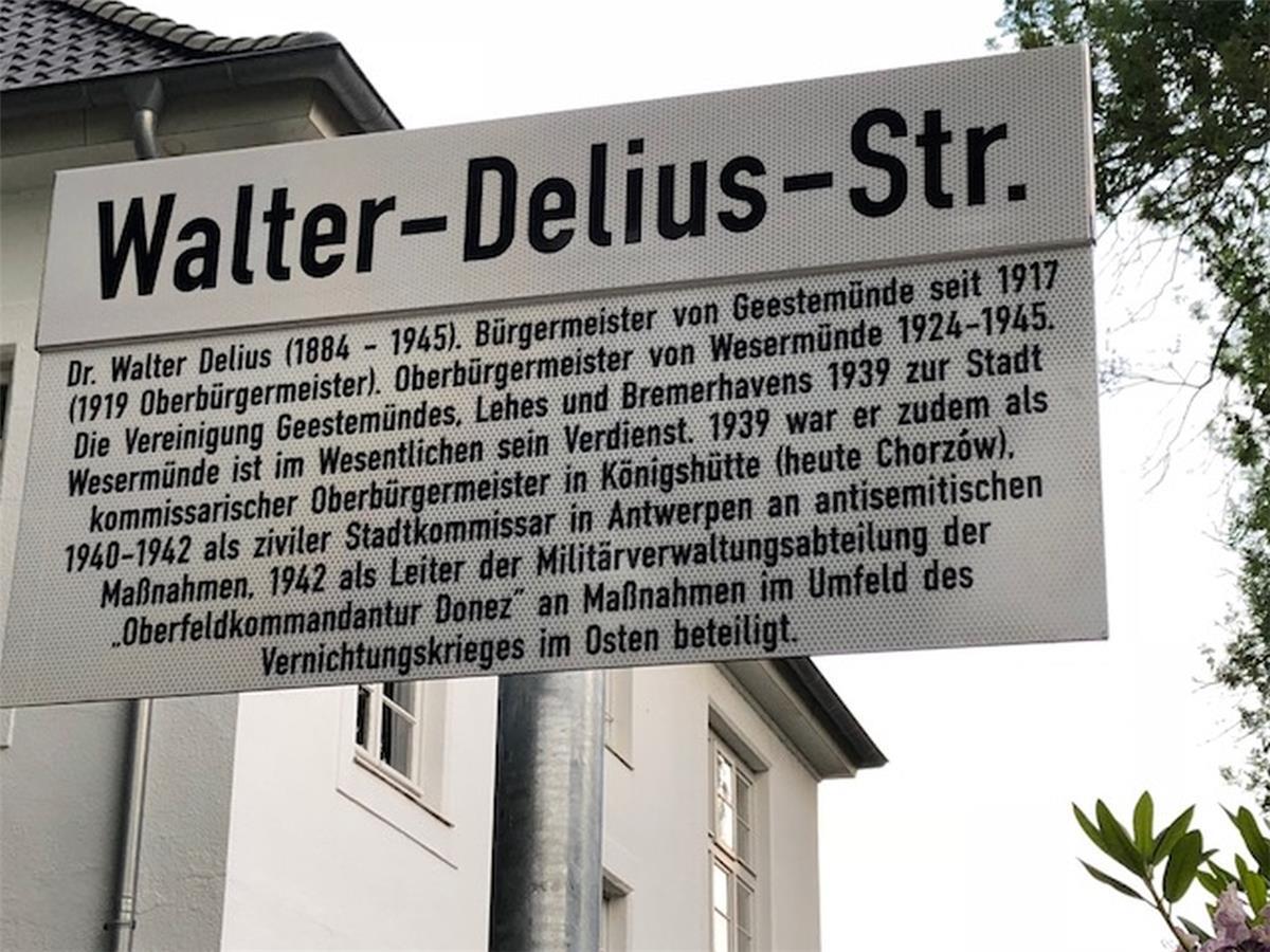 Bremerhaven: Zusätze an Schildern klären über nationalsozialistische Vergangenheit auf Ein langer Zusatz erinnert an den Schildern der Walter-Delius-Straße daran, welche Rolle ihr Namensgeber im Dritten Reich hatte.