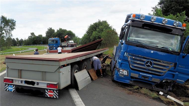 Debstedt: Lastwagen verliert Ladung auf A 27 Ein Lastwagen hat Ladung verloren und blockiert die Autobahnabfahrt in Debstedt.