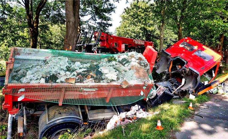 Zwischen Debstedt und Neuenwalde: Lkw-Fahrer (59) stirbt bei Unfall Ein Lastwagenfahrer ist am Donnerstagmittag auf der L118 zwischen Debstedt und Neuenwalde tödlich verunglückt.