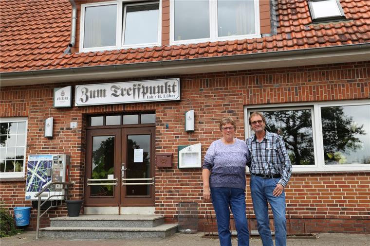 Gaststätte "Zum Treffpunkt" in Appeln schließt - zumindest teilweise Ein Leben hinter der Theke für die Gäste: Christa und Heinz Lührs stellen ihre Gaststätte „Zum Treffpunkt“ auf Bedarfsgastronomie um.