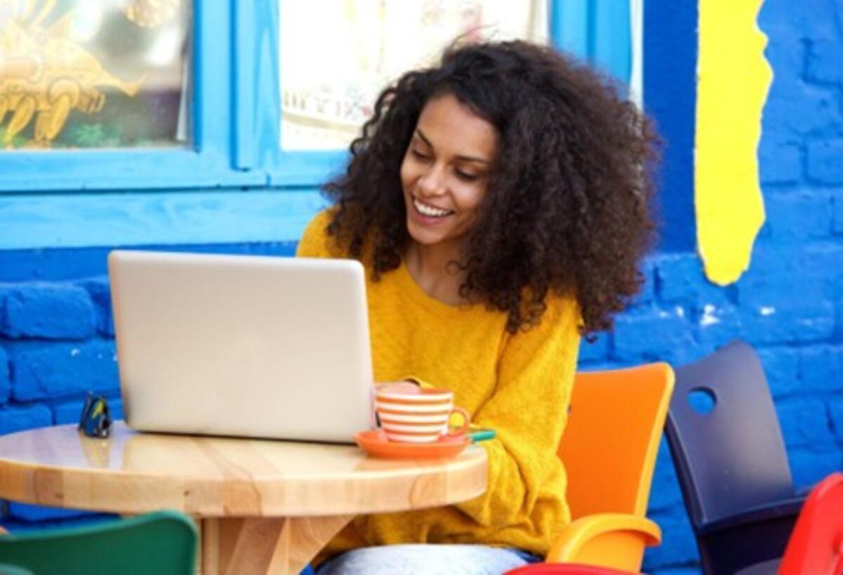 Lebenslauf online erstellen – die 5 besten CV-Webseiten im Vergleich Frau am Laptop