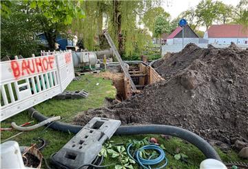Ein Leck im Abwasserkanal sorgte für Erdarbeiten in Westertimke. Der Schaden ist inzwischen behoben. Eine Verunreinigung des angrenzenden Baches konnte verhindert werden.