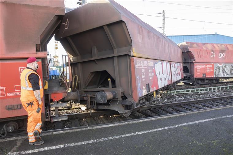 Ein leerer Güterwaggon ist in Bremen-Neustadt aus den Gleisen gesprungen. Es gibt eine Streckensperrung.


