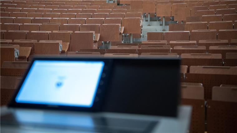 Hochschulen kämpfen mit steigenden Energiekosten Ein leerer Hörsaal an einer Universität.