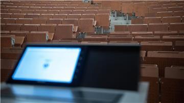Ein leerer Hörsaal an einer Universität.