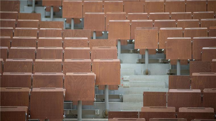 Studierendenzahlen gehen in Niedersachsen zurück Ein leerer Hörsaal an einer Universität.