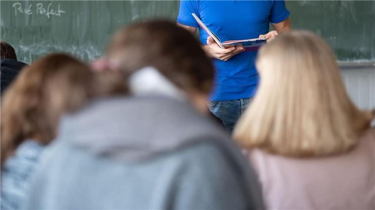 Ukrainische Schüler: Hoffnung auf Gefühl von Sicherheit Ein Lehrer steht im Unterricht an der Tafel.