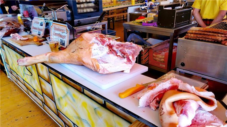 Schweinskopfauktion: Metzgermeister hört nach 40 Jahren auf Zerlegte Schweineteile