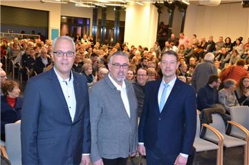 Ein letztes Mal vor der Wahl am morgigen Sonntag standen die drei Kandidaten für das Amt des Zevener Samtgemeinde-Bürgermeisters am Donnerstagabend auf offener Bühne vor den Wählern. Die von der ZEVENER ZEITUNG veranstaltete Diskussion im Forum der Gauß-Schule besuchten rund 450 Interessierte. Mit ihren Fragen fühlten sie den Bewerbern Henning Fricke, Dirk Glaß und Norbert Wolf (von rechts) auf den Zahn.