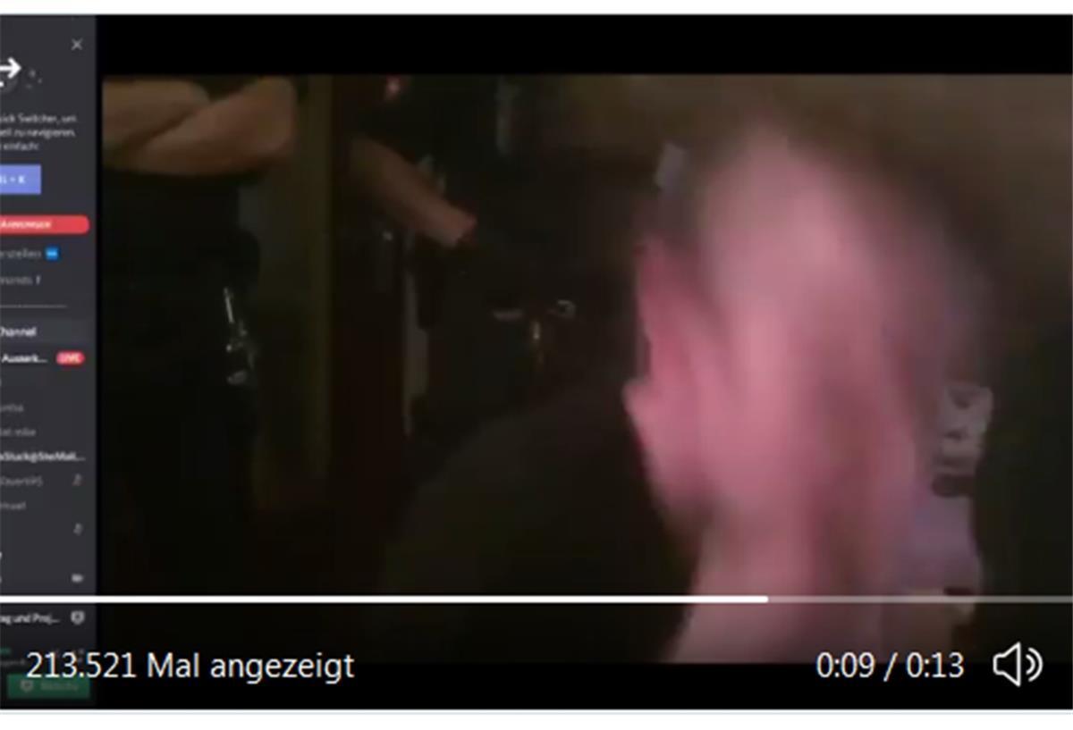 Jugendlichen ins Gesicht geschlagen: Ermittlungen gegen Polizisten Ein Livestream hat den Moment festgehalten. Der Jugendliche sitzt auf einem Stuhl, in dem Moment schlägt ein Polizist ihm ins Gesicht.