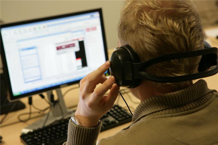 Bremerhaven: Polizei bekommt Verstärkung zur Videoüberwachung Ein LKA-Beamter hört mit: Auch die Bremerhavener Polizei bekommt Unterstützung von vier IT-Fachleuten für die Video- und Telefonüberwachung.