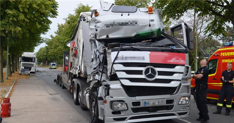 Bremerhaven: Fahrer wird in Lkw-Kabine eingequetscht Ein Lkw-Fahrer hat in Bremerhaven einen anderen Lkw gerammt und sich dabei im Führerhaus verletzt.