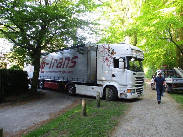 "Wenn möglich, bitte wenden": Lkw-Fahrer fährt sich in Speckenbüttel fest Ein Lkw-Fahrer hat sich am Dienstagmorgen in Speckenbüttel festgefahren.