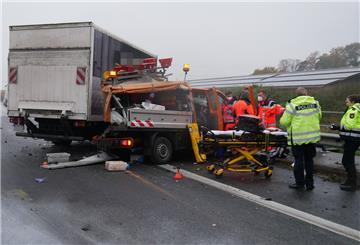 A1: Lkw kracht in Streckenfahrzeug 