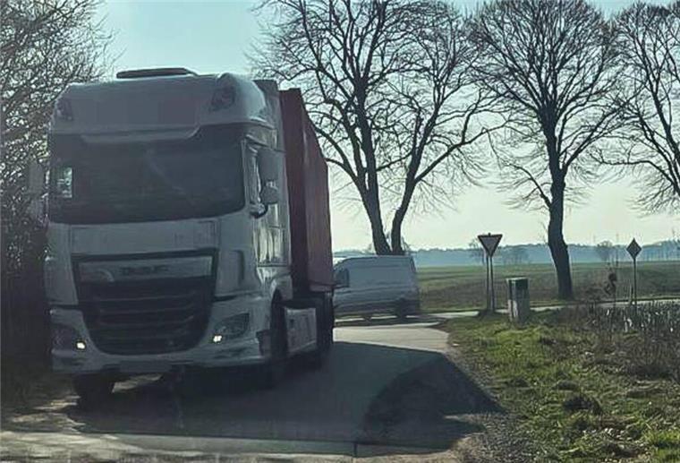 Ein Lkw-Fahrer ist vom Lehnstedter Weg in den Hagener Weg eingebogen. Dabei weisen mehrere Verkehrsschilder darauf hin, dass diese Strecke für Fahrzeuge ab zwölf Tonnen verboten ist.