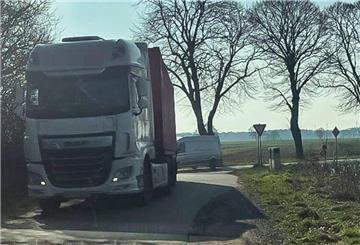 Ein Lkw-Fahrer ist vom Lehnstedter Weg in den Hagener Weg eingebogen. Dabei weisen mehrere Verkehrsschilder darauf hin, dass diese Strecke für Fahrzeuge ab zwölf Tonnen verboten ist.