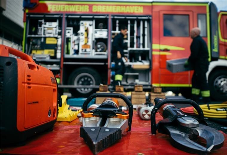 Bremerhaven: Lkw-Fahrer bei Reparaturarbeiten eingeklemmt Feuerwehr Bremerhaven mit schwerem Gerät