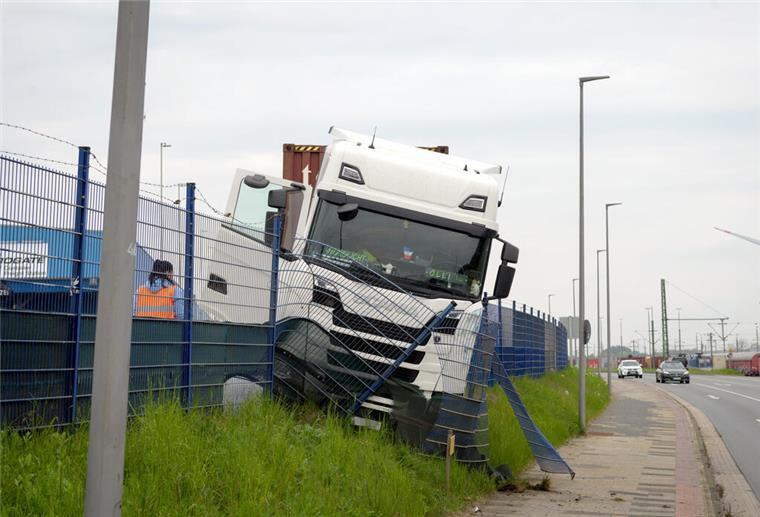 LKW-Fahrer verliert Kontrolle und kracht in einen Zaun Ein Lkw hat am Freitag auf der Senator-Borttscheller-Straße bei einem Unfall den Zaun durchbrochen.
