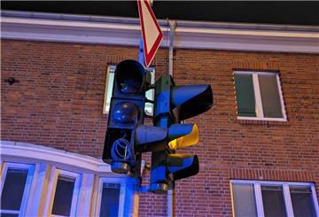 Ein Lkw hat bei den Bauernprotesten am Freitag eine Ampel beschädigt. Das war natürlich nicht gewollt, doch der Symbolcharakter ist wohl nicht zu leugnen.
