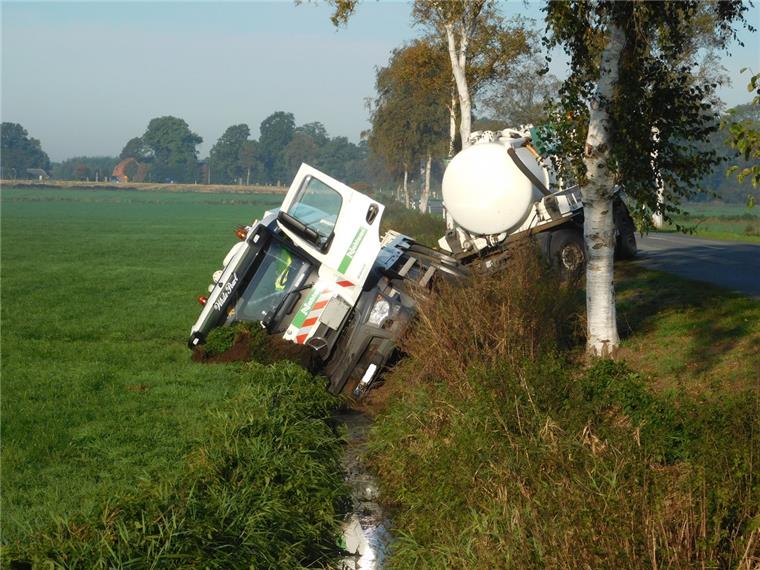 Stade: Lkw kippt um - Kreisstraße gesperrt Ein Lkw ist am Montagvormittag bei Stade in den Graben gefahren und umgekippt. Der Fahrer blieb unverletzt.